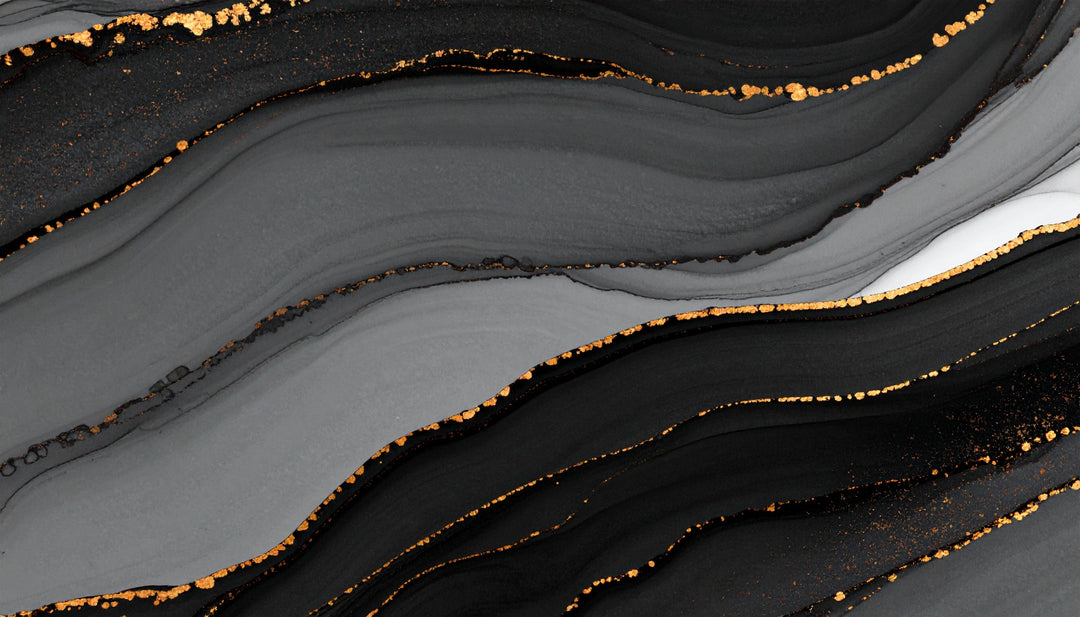 Motifs abstraits noirs et gris façon métal oxydé, avec des lignes dorées évoquant le kintsugi. Texture minérale et élégante dans une ambiance masculine et sophistiquée. Bannière sans objet ni texte.