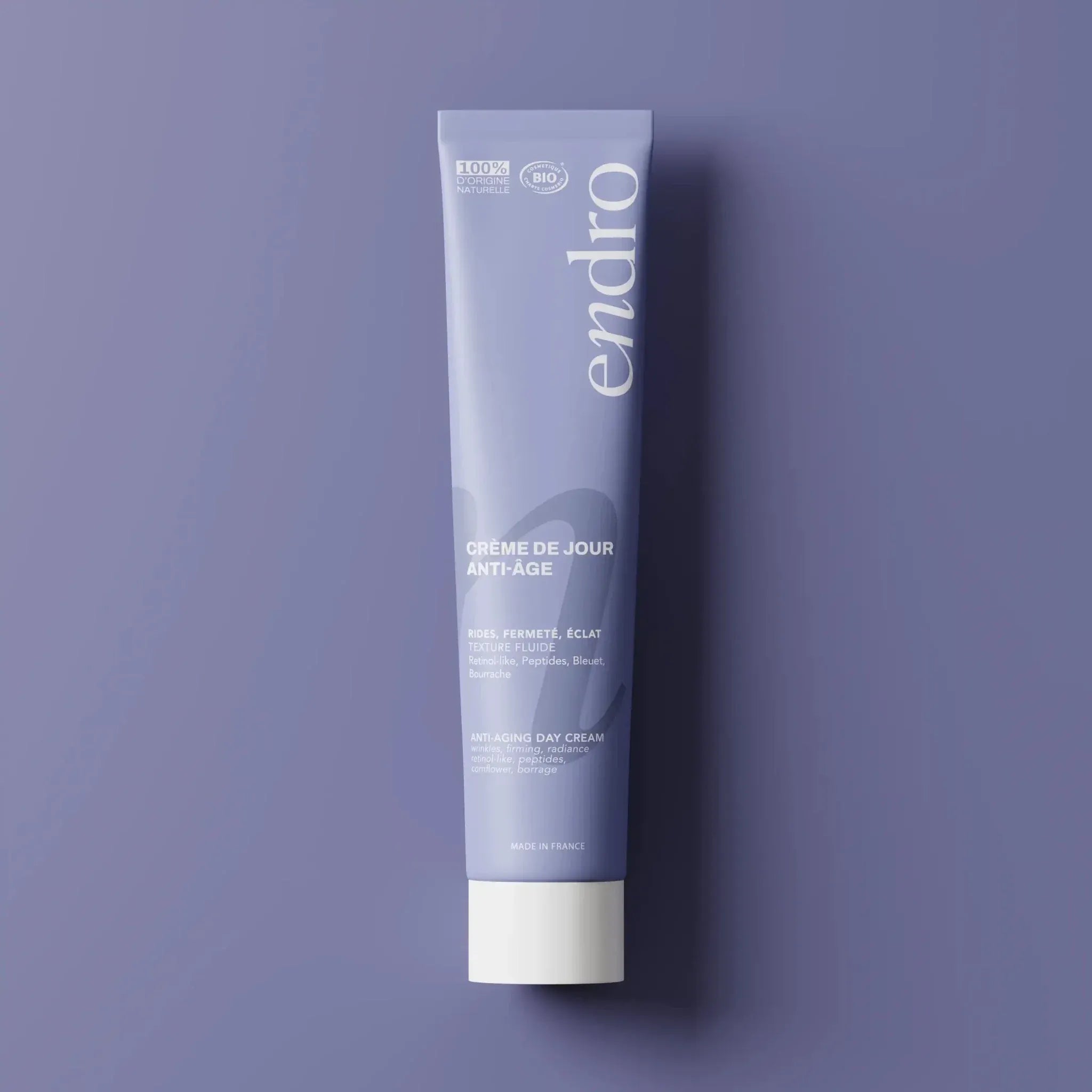 Tube de la crème de jour anti-âge Endro Cosmétiques sur fond violet.