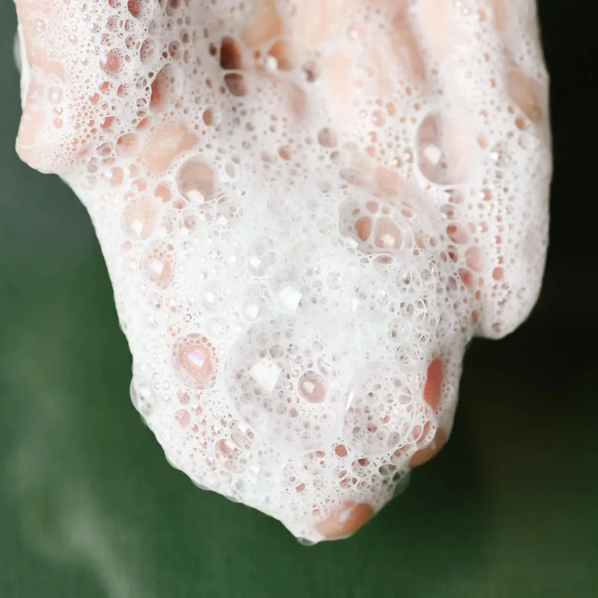 Mousse du soin lavant purifiant Endro Cosmétiques dans la main.