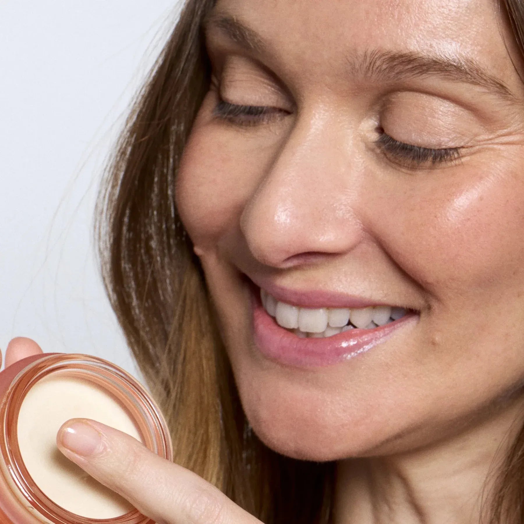 Prélèvement du déodorant baume 48H Endro Cosmétiques au doigt.