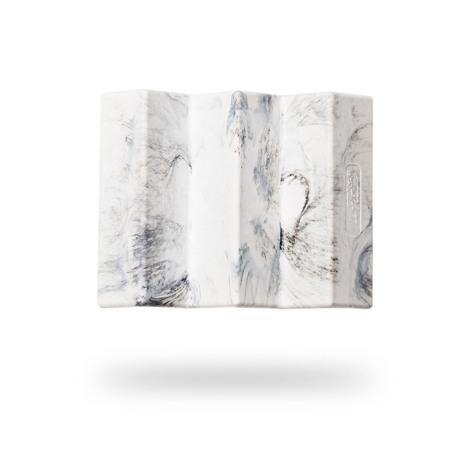 Image présentant le porte-savon Le Futé de la marque Capitaine Cosmétiques. Le visuel montre un porte-savon au design unique, avec des motifs marbrés beige et noir, flottant sur un fond blanc minimaliste.