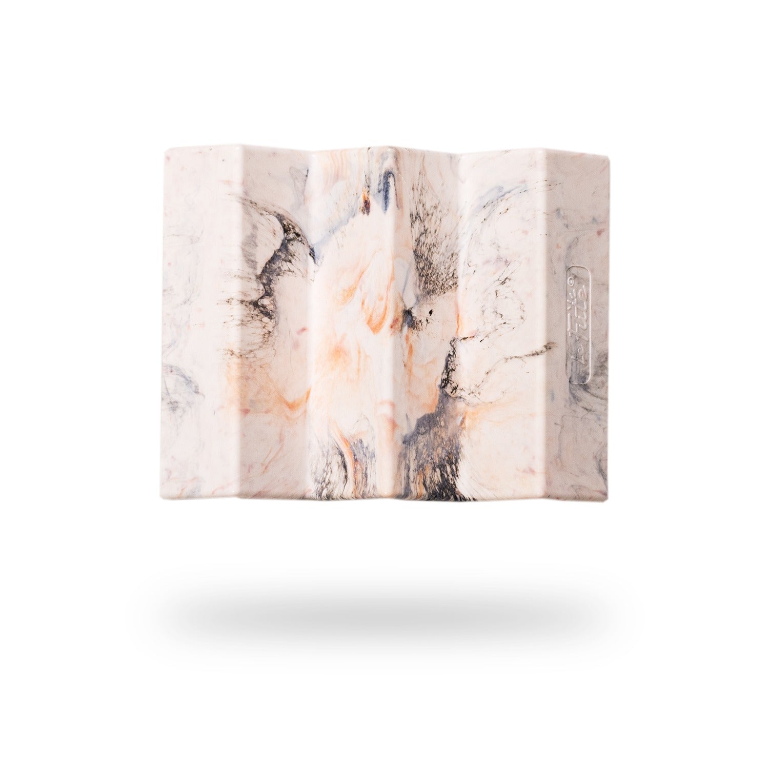 Image présentant le porte-savon Le Futé de la marque Capitaine Cosmétiques. Le visuel montre un porte-savon au design unique, avec des motifs marbrés beige et noir, flottant sur un fond blanc minimaliste.