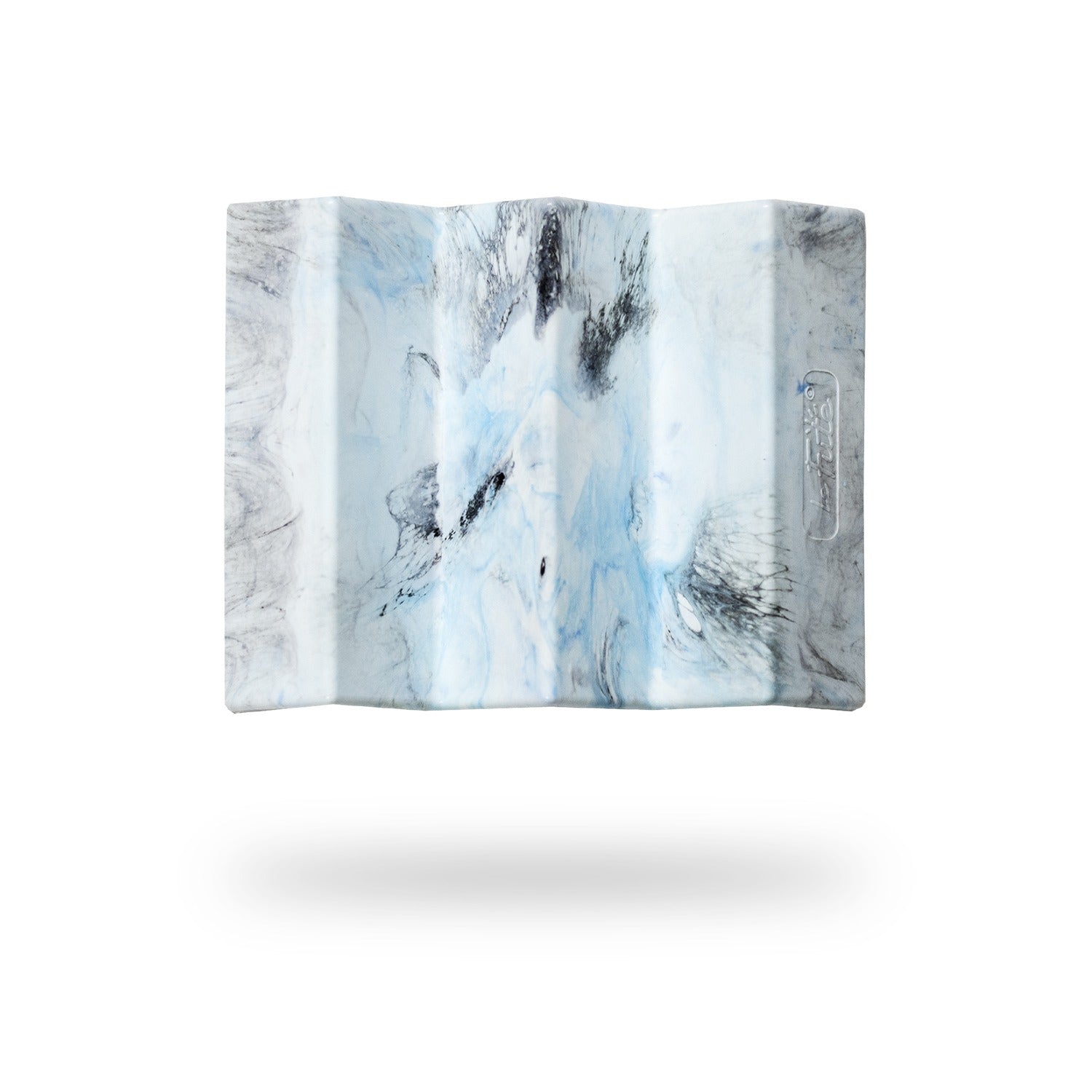 Image présentant le porte-savon Le Futé de la marque Capitaine Cosmétiques. Le visuel montre un porte-savon au design unique, avec des motifs marbrés blanc, bleu et noir, flottant sur un fond blanc minimaliste.