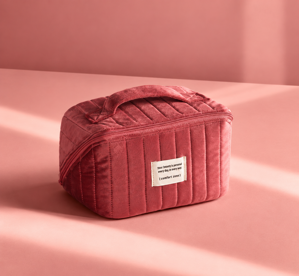 Trousse en velours rose du coffret The Radiant Skin Ritual Comfort Zone.
