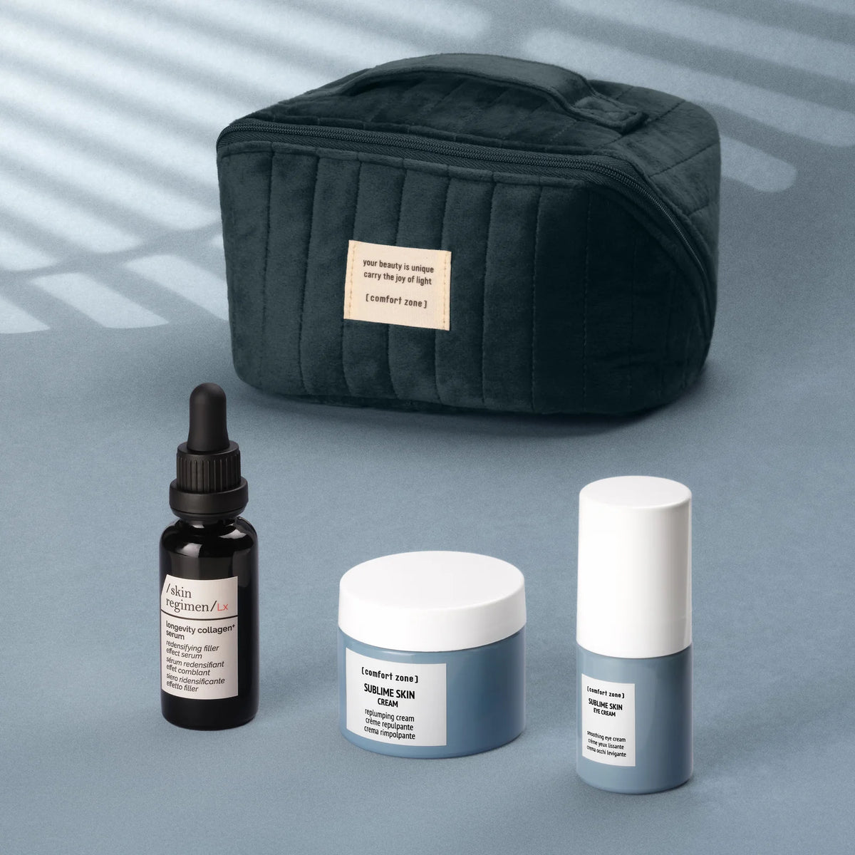 Les trois soins du coffret The Timeless Beauty Ritual et sa trousse en velours vert foncé.