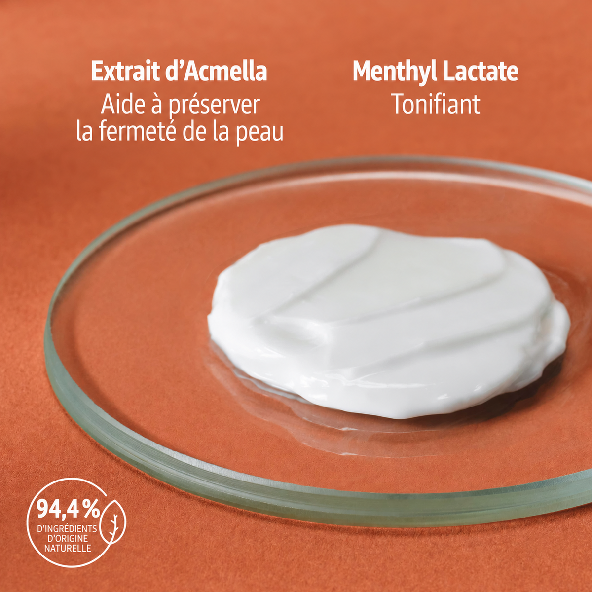 Texture blanche Body Strategist Contour Cream dans une coupelle en verre sur fond corail, avec présentation en français de l’extrait d’Acmella et du Menthyl Lactate.
