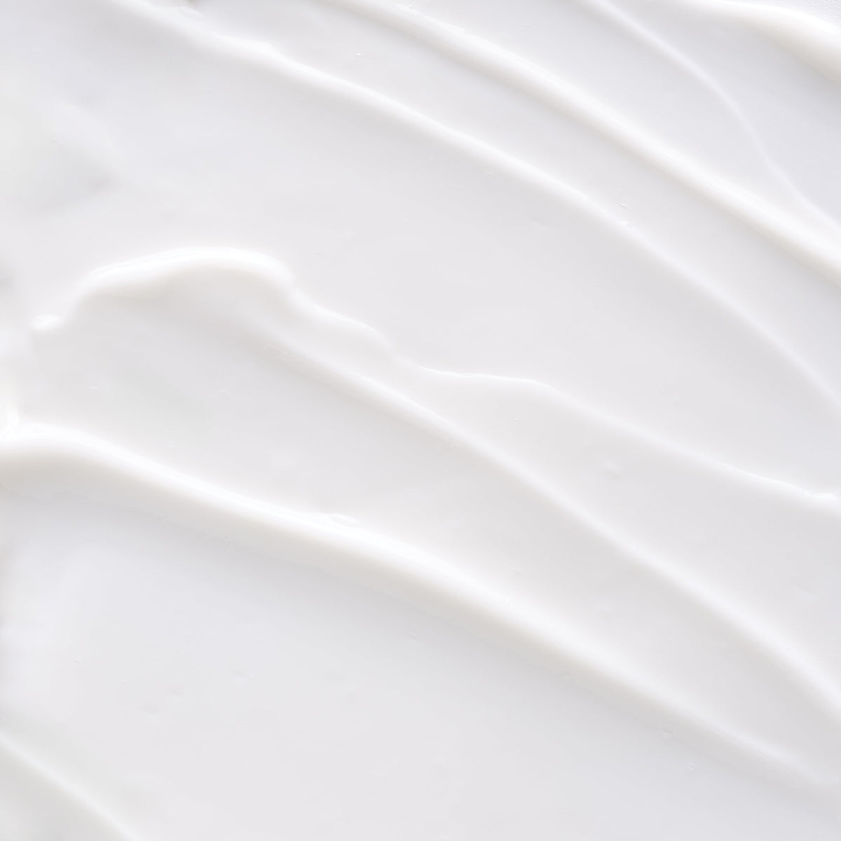 Gros plan de la texture blanche et soyeuse de la crème corps Comfort Zone Body Strategist Contour Cream.
