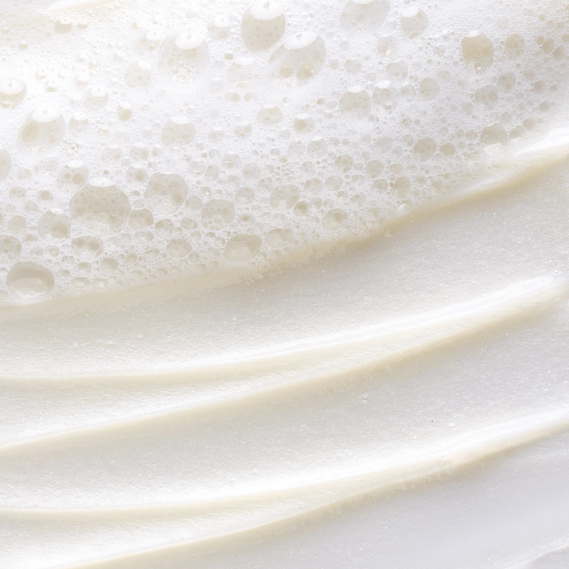 Texture du Comfort Zone Essential Face Wash, crème moussante nettoyante pour le visage, à la mousse douce et enveloppante conçue pour éliminer les impuretés et le maquillage tout en laissant la peau fraîche, propre et confortable
