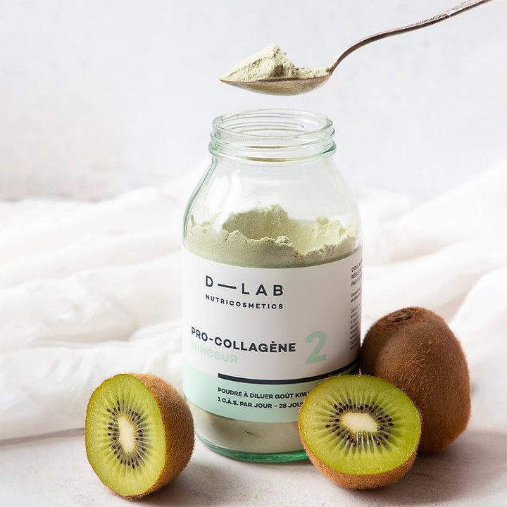 Bouteille de compléments alimentaires en poudre D-LAB Nutricosmetics Procollagène goût kiwi avec une cuillère et des kiwis entiers et coupés en deux.