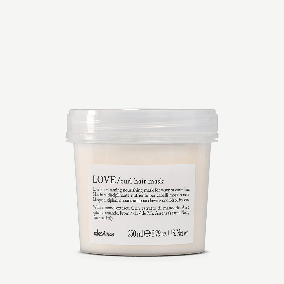 Pot de 250 ml du masque nourrissant Davines LOVE Curl, soin disciplinant enrichi en extrait d’amande, idéal pour nourrir et définir les cheveux ondulés, bouclés ou frisés