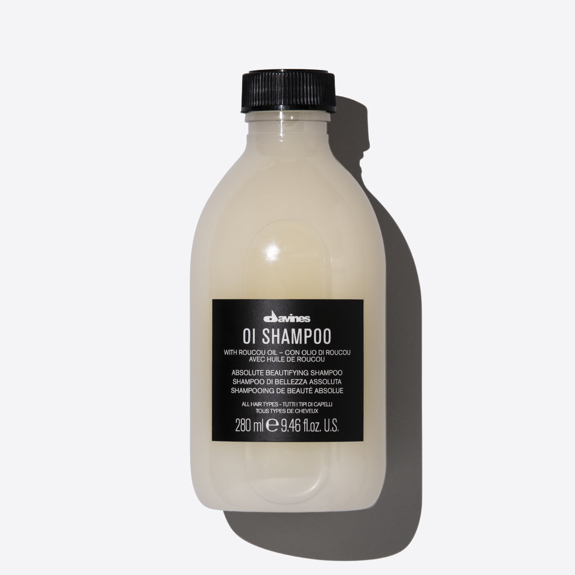 Une bouteille élégante de 280 ml du shampoing "OI Shampoo" de Davines. Le produit est formulé avec de l'huile de Roucou, reconnue pour ses propriétés nourrissantes et protectrices. Ce shampoing de beauté absolue est conçu pour nettoyer en douceur tout en apportant brillance et douceur aux cheveux. Convient à tous les types de cheveux, il offre une expérience de soin luxueuse et efficace grâce à ses ingrédients de haute qualité.