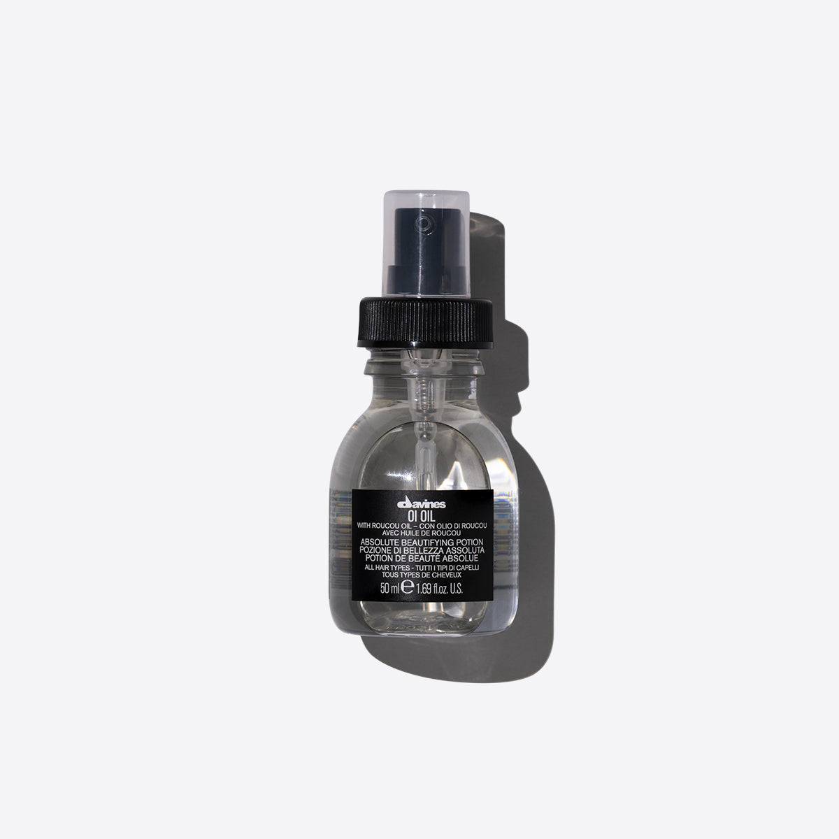 Bouteille de Davines OI Oil, une potion de beauté absolue enrichie en huile de roucou, conçue pour sublimer et nourrir tous les types de cheveux, offrant une brillance instantanée et une douceur soyeuse.