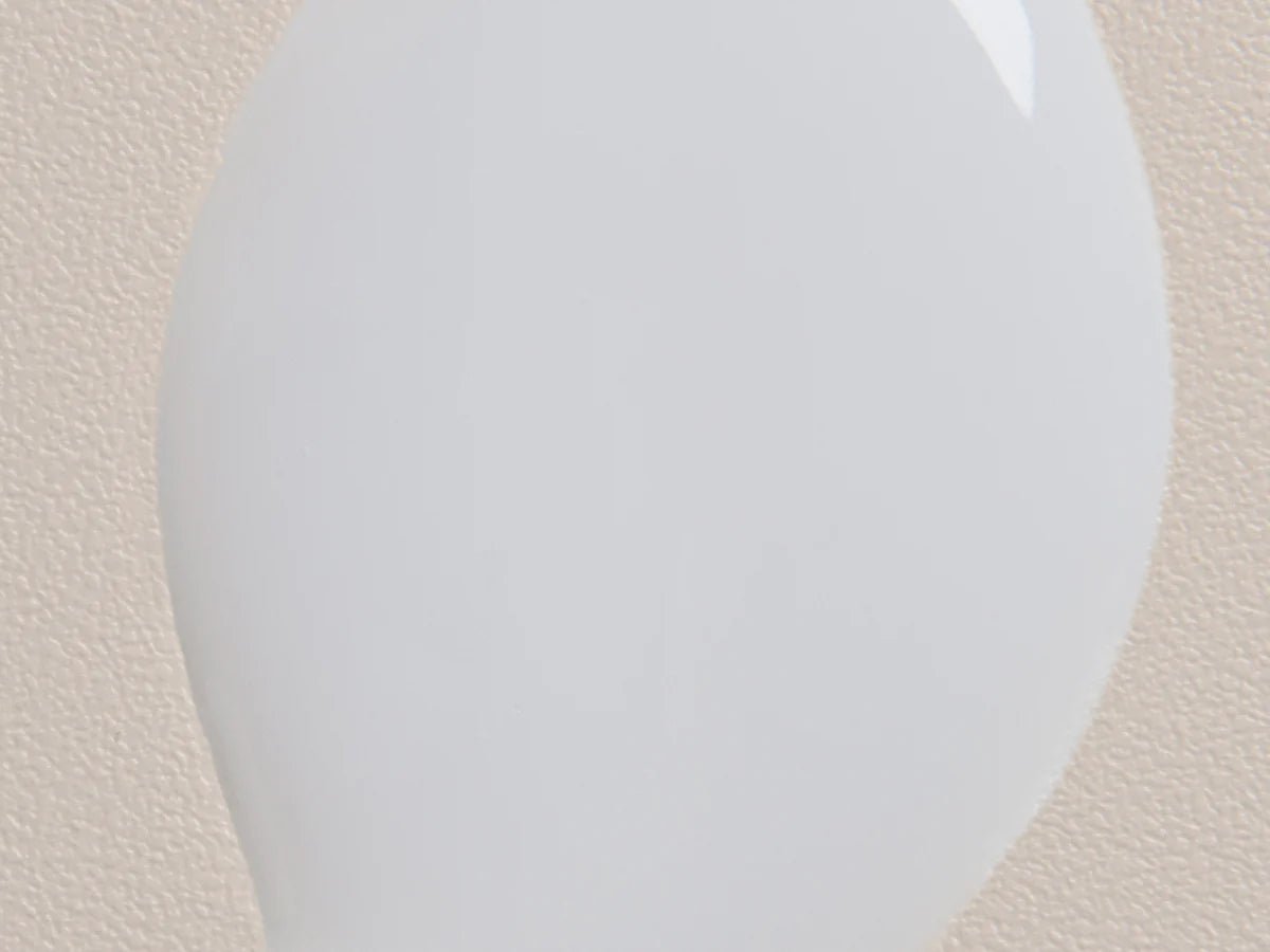 Texture du Davines LOVE Smoothing Lightweight Milk, lait lissant léger pour cheveux frisottés ou indisciplinés, conçu pour aider à contrôler les frisottis, apporter douceur et souplesse et faciliter le coiffage sans alourdir la fibre capillaire