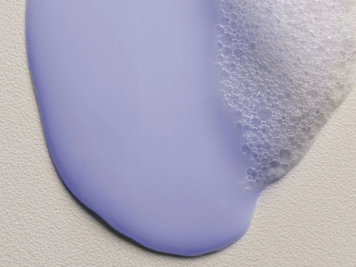Texture mousse du Davines LOVE Smoothing Shampoo, shampooing lissant pour cheveux frisottés ou indisciplinés, conçu pour nettoyer en douceur, aider à contrôler les frisottis et laisser les cheveux plus souples, doux et faciles à coiffer