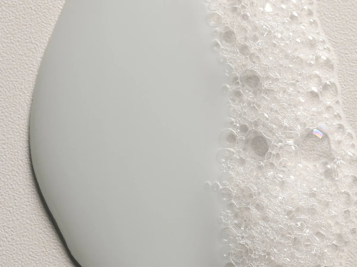 Texture mousse du Davines MINU Shampoo Refill, shampooing illuminateur pour cheveux colorés, conçu pour nettoyer en douceur, préserver l’éclat de la couleur et laisser les cheveux brillants et légers