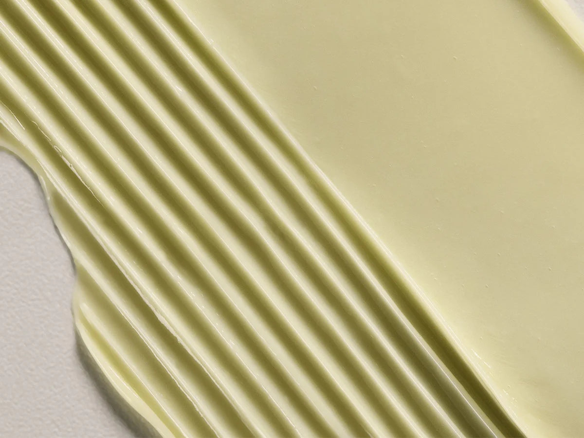 Texture du Davines MOMO Conditioner, soin conditionneur hydratant pour cheveux secs et déshydratés, à la texture crémeuse conçue pour démêler, adoucir et apporter souplesse à la fibre capillaire