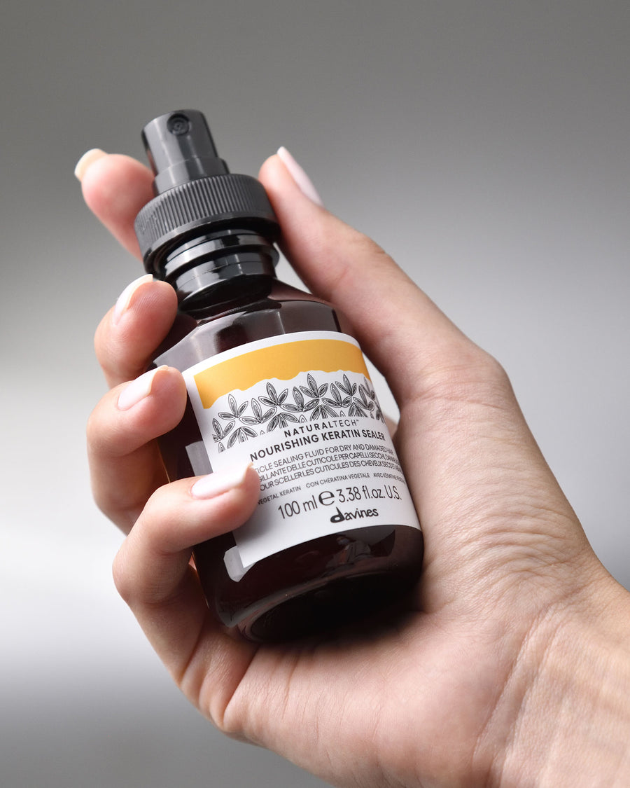 Davines Nourishing Keratin Sealer 100 ml – présentation du sérum en main