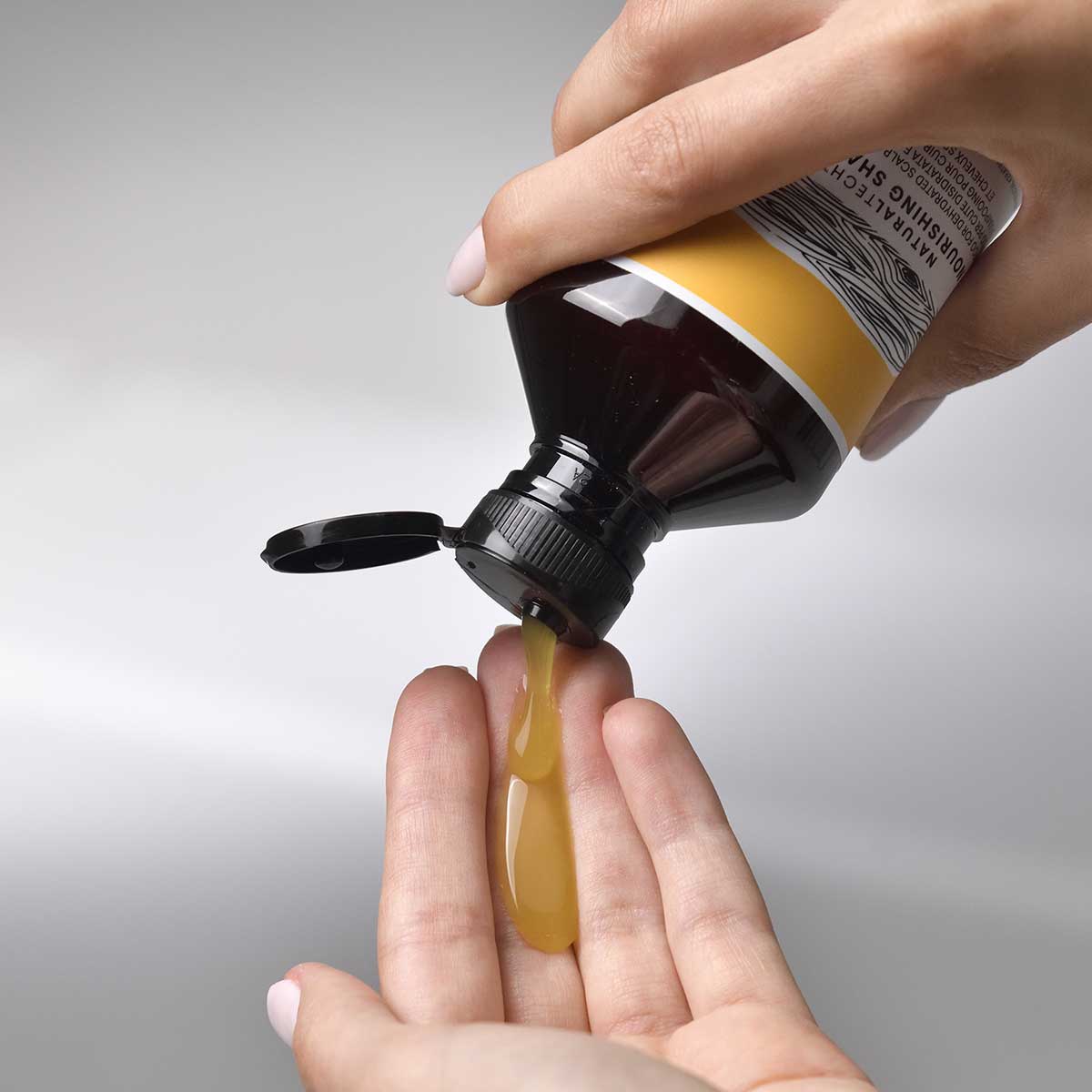 Davines Nourishing Shampoo 250 ml – texture du shampooing versée dans la main
