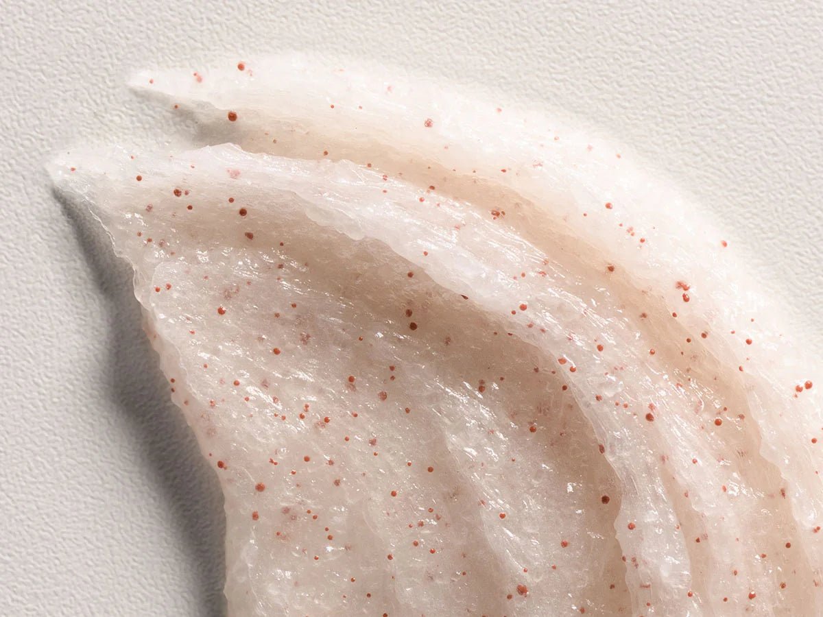 Texture du Davines SOLU Sea Salt Scrub Cleanser 250 ml, gommage lavant au sel marin pour exfolier le cuir chevelu et éliminer les résidus de produits coiffants