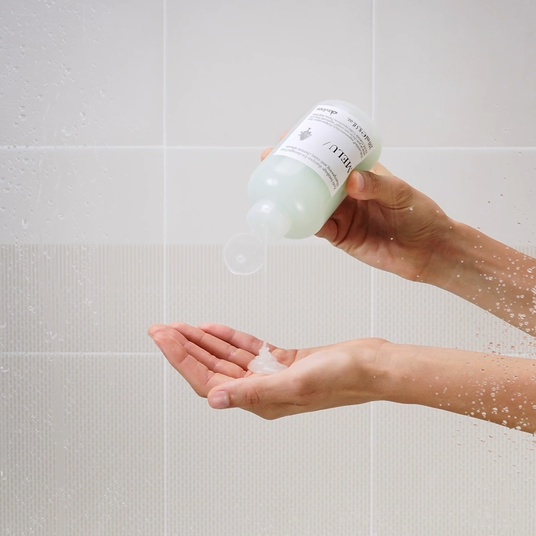 Shampooing Davines MELU versé dans la paume de la main sous la douche