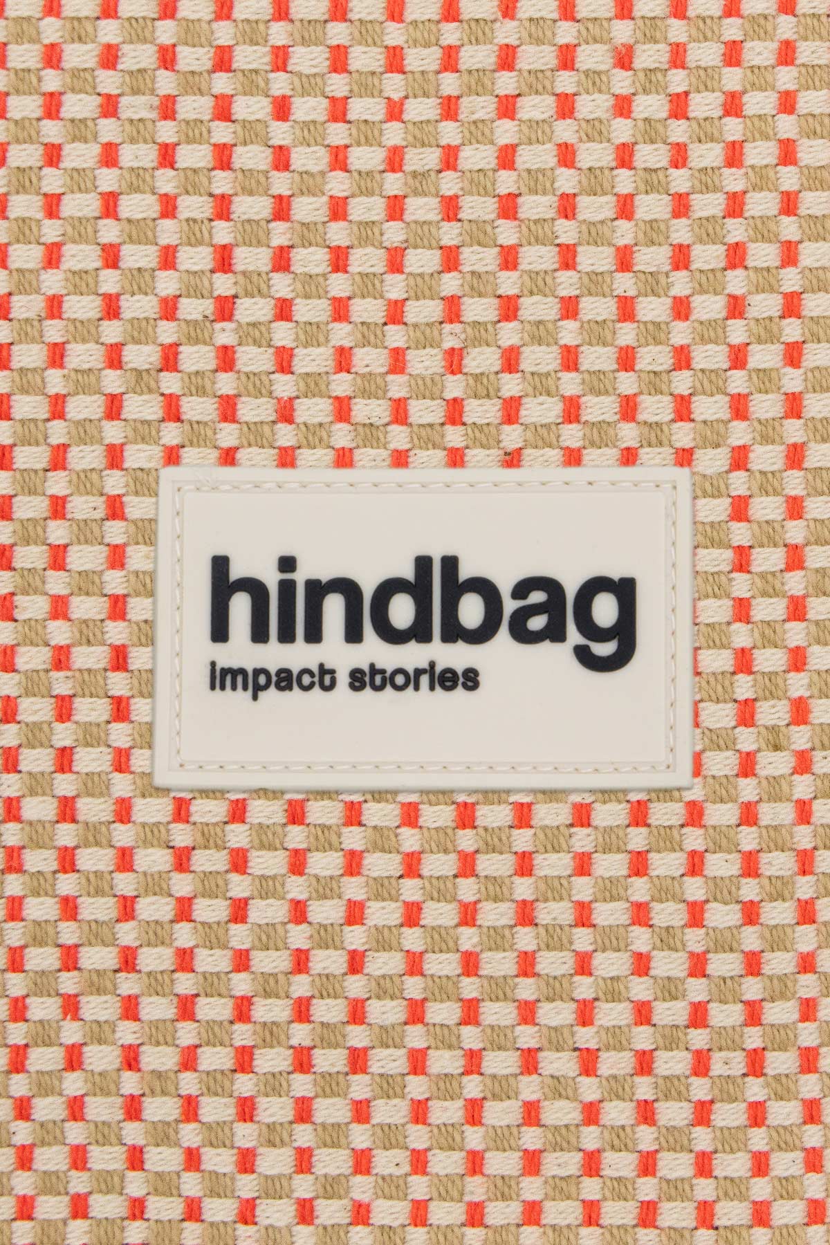 Detail du logo Hindbag sur la banane Sofia tressage corail avec motif tresse texture coton recycle