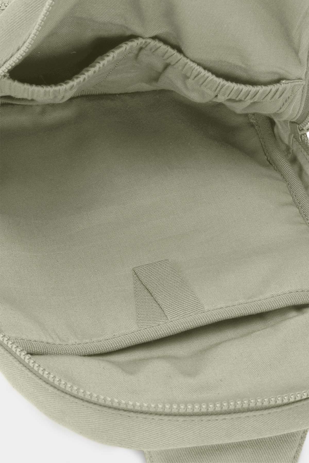 Intérieur du Hindbag Sling Bag Felix coloris Argile, sac compact avec poche interne et finitions pratiques pour organiser les essentiels du quotidien