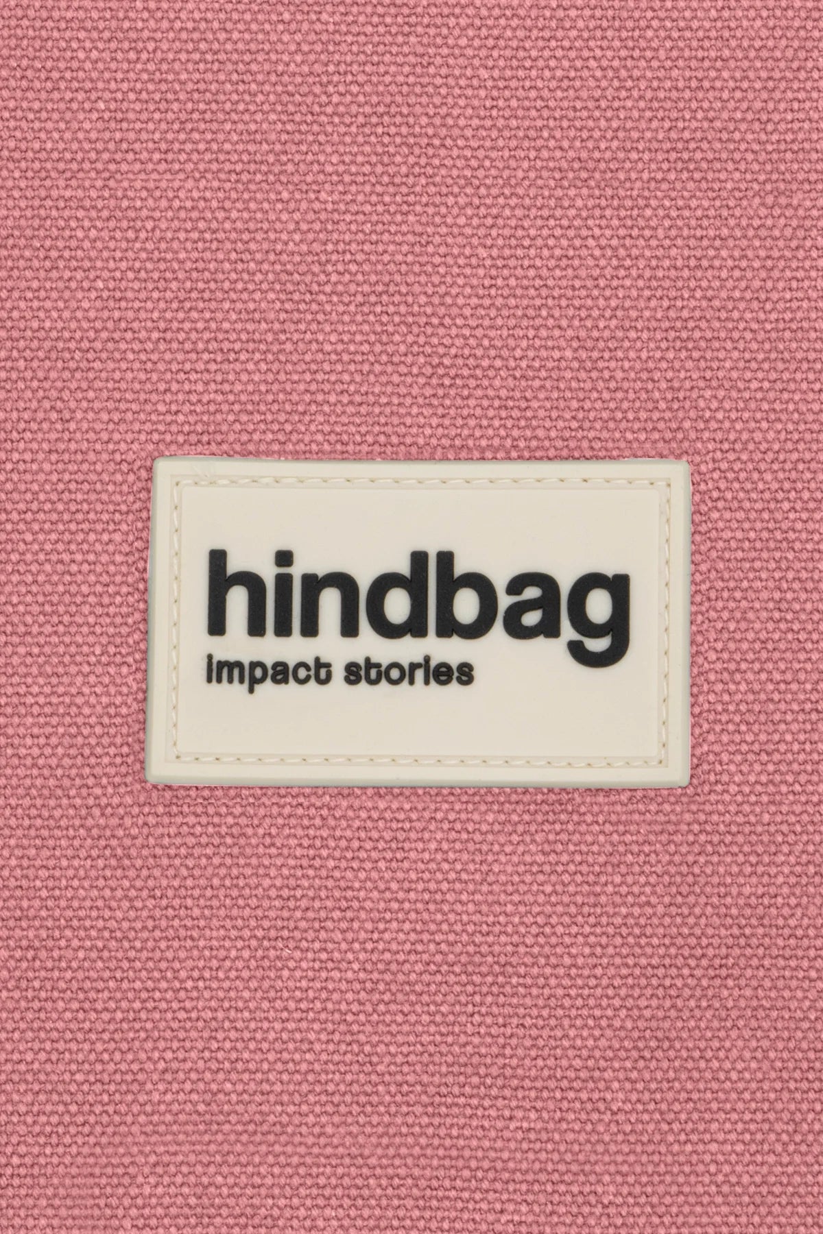 Detail du logo Hindbag sur le Sling Bag Felix Blush rose texture coton