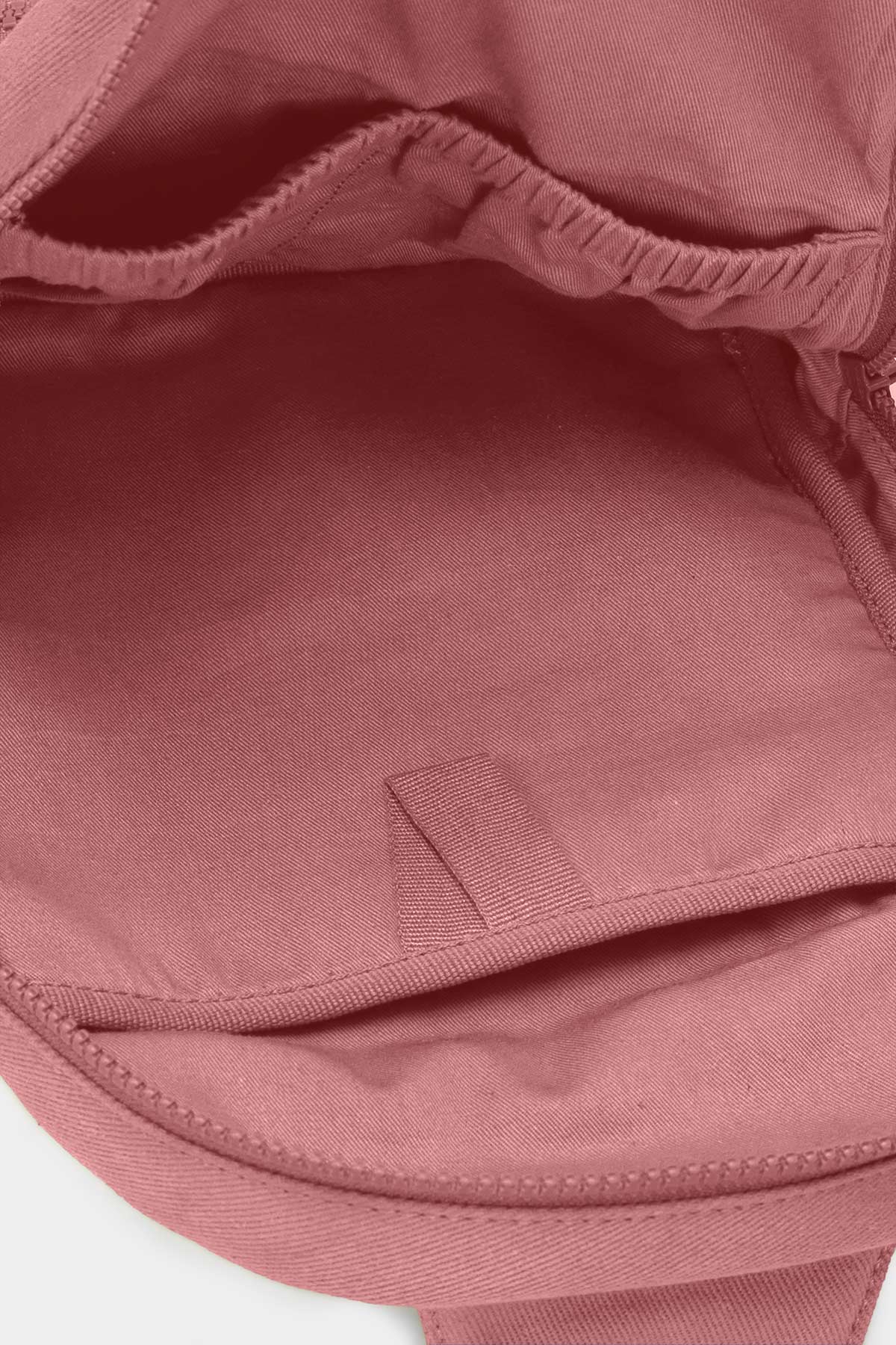 Interieur du Sling Bag Felix Blush avec compartiment de rangement en coton recycle
