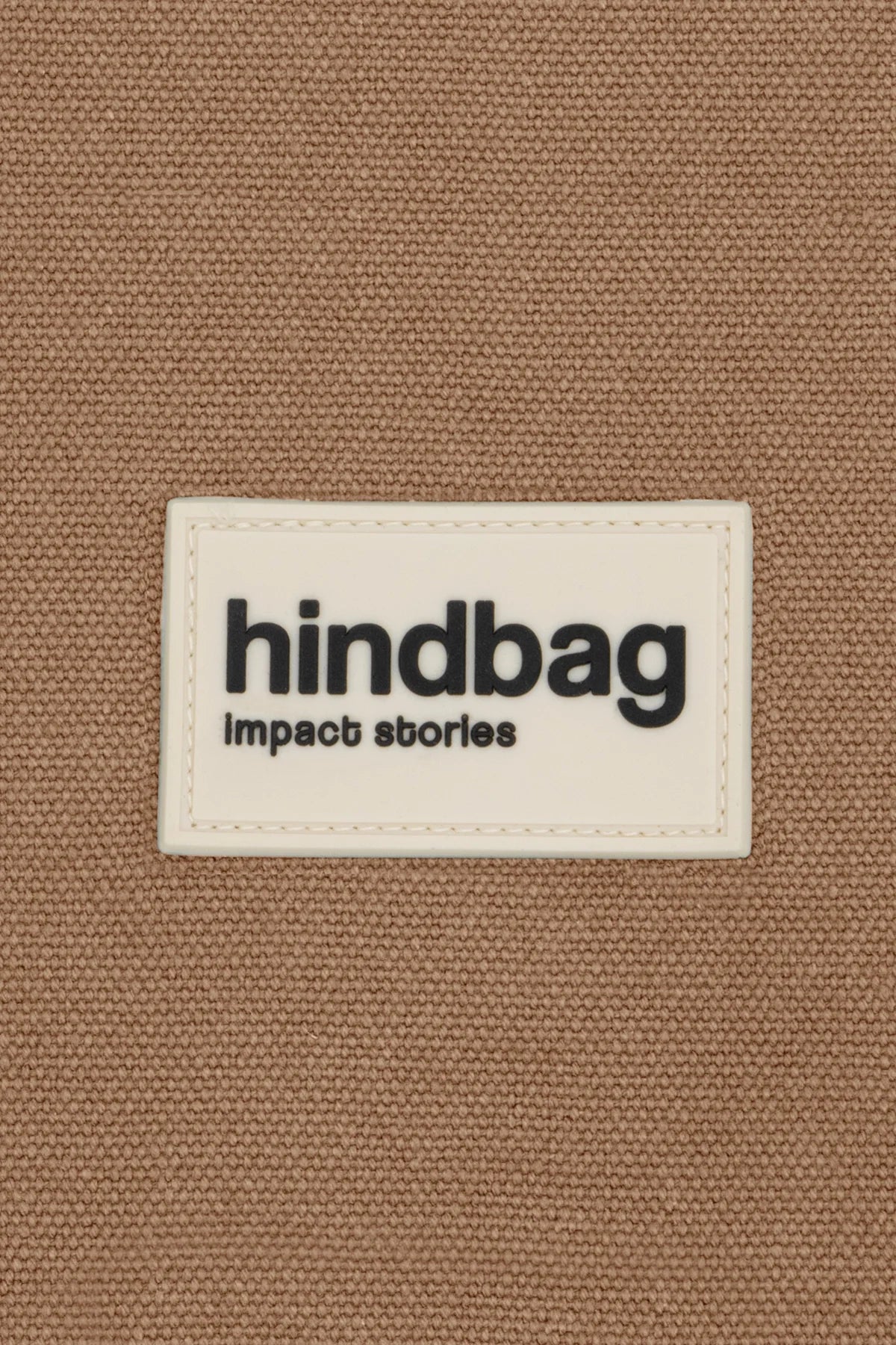 Détail du logo Hindbag sur le Sling Bag Felix coloris Cannelle, sac compact en coton épais au style sobre et pratique