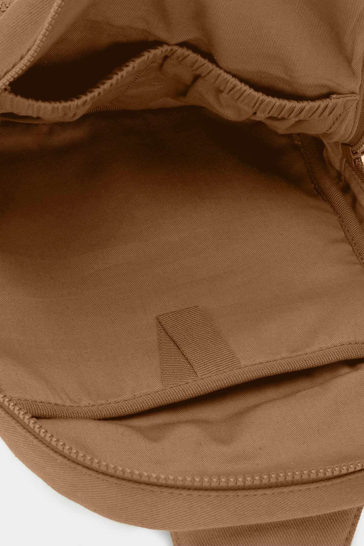 Intérieur du Hindbag Sling Bag Felix coloris Cannelle, sac compact avec poche interne et finitions pratiques pour organiser les essentiels du quotidien