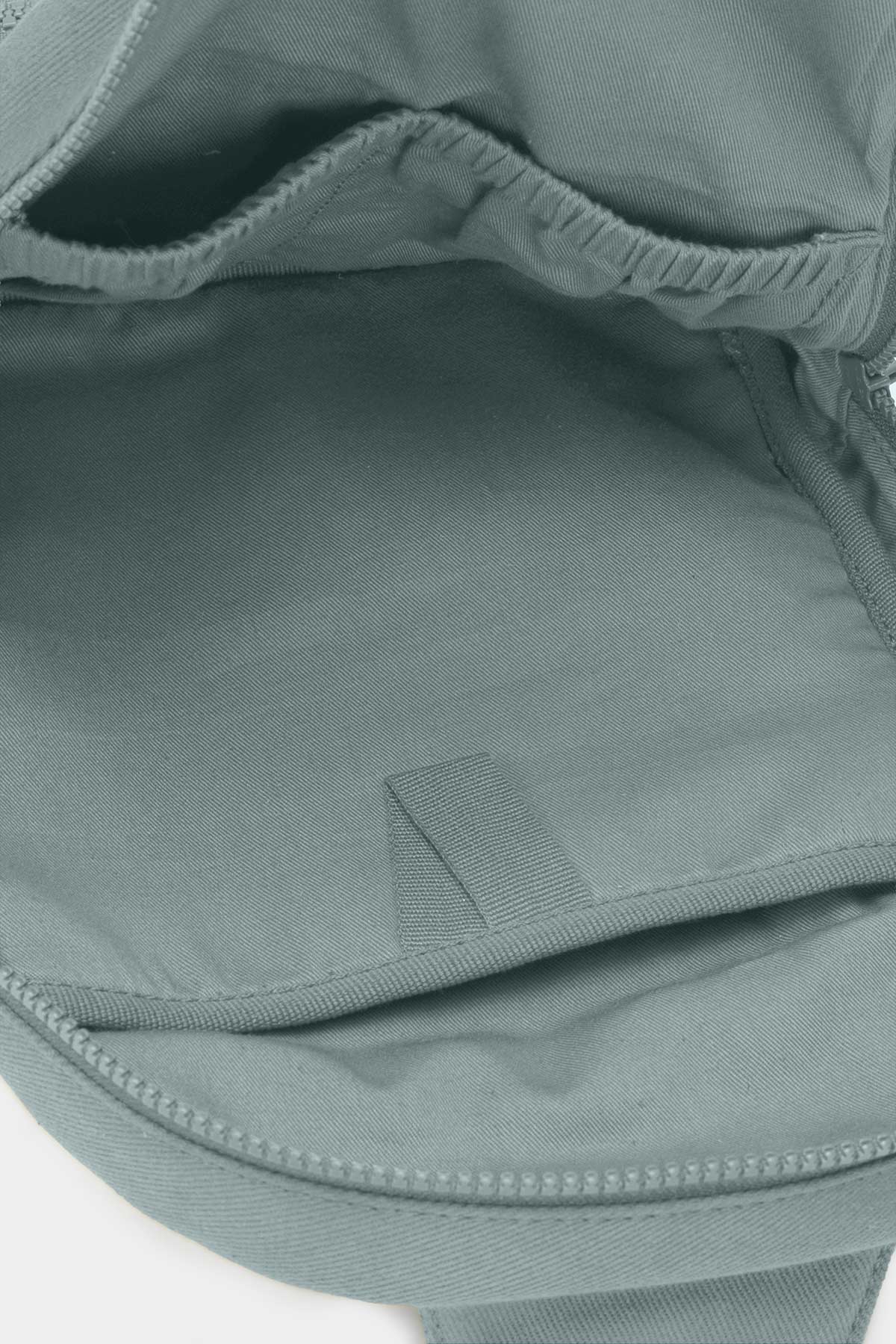 Intérieur du Hindbag Sling Bag Felix coloris Sauge, sac compact avec poche interne et finitions pratiques pour organiser les essentiels du quotidien