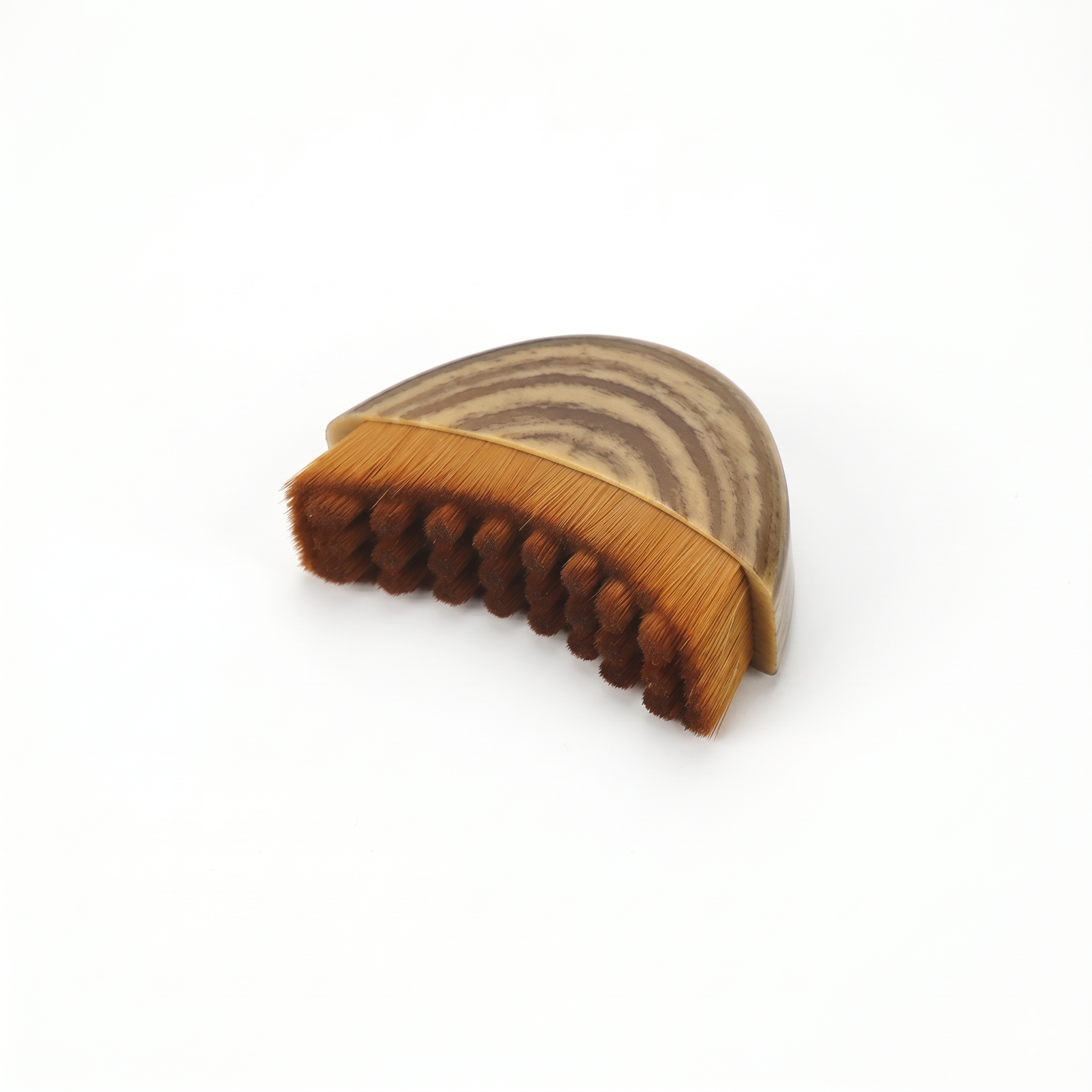 La Brosse Sculptante, accessoire de massage visage et corps aux poils souples, conçu pour accompagner les gestes de drainage et de détente