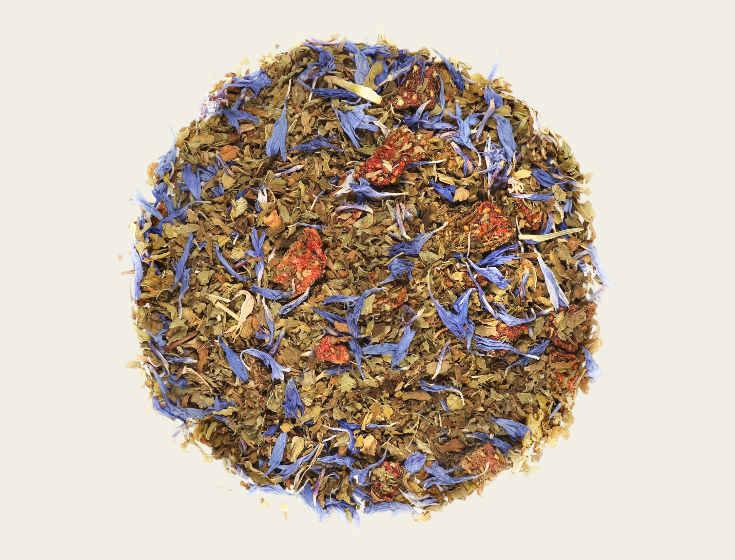 Mélange d'infusion On Dirait Le Sud de Maison Bourgeon, comprenant des feuilles de menthe séchées, des morceaux de fraise et des fleurs bleues, offrant une vue détaillée des ingrédients naturels.