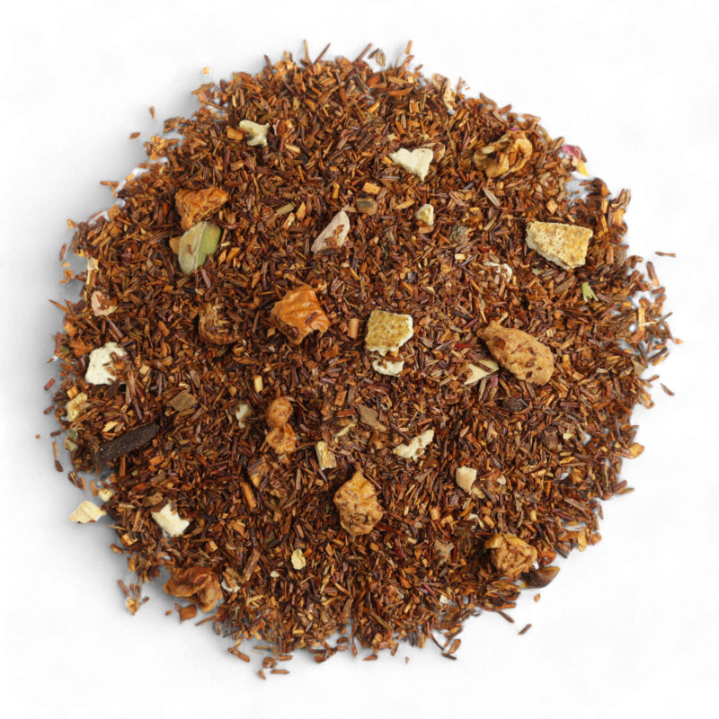 Rooibos de Noël bio de Maison Bourgeon, infusion sans théine aux saveurs réconfortantes de cannelle et d'orange. Mélange gourmand avec morceaux de pomme, épices et écorces d'agrumes. Une boisson idéale pour l'hiver et les fêtes de fin d’année, à déguster chaude ou froide.