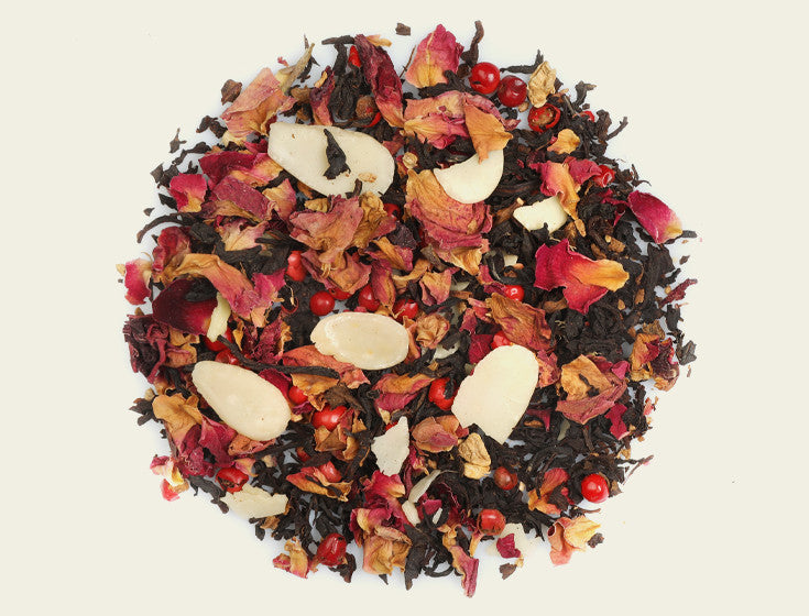 Mélange de thé noir Maison Bourgeon Premier Baiser avec des pétales de rose, des amandes et des baies rouges.