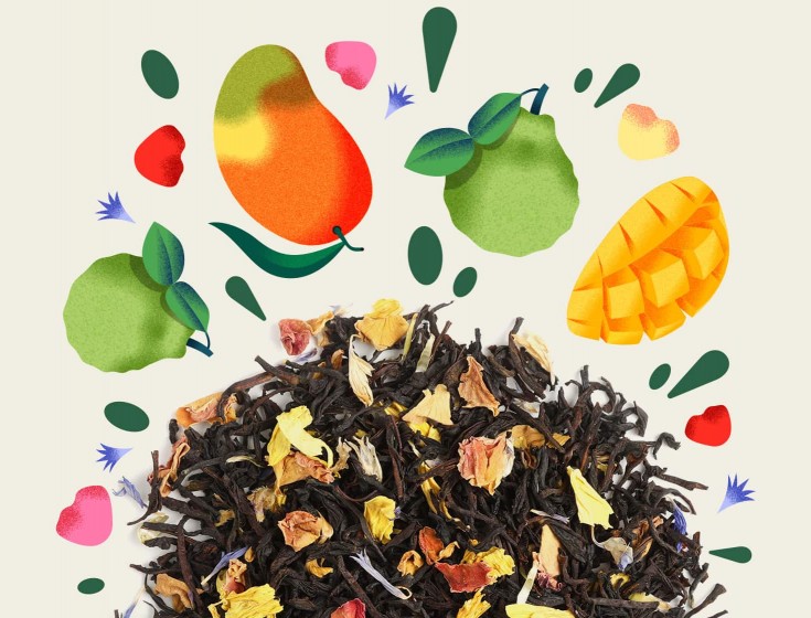 Un mélange vibrant de feuilles de thé noir est agrémenté de pétales de rose, de tournesol et de bleuet, soulignant les ingrédients naturels et les notes aromatiques de cette infusion revigorante.