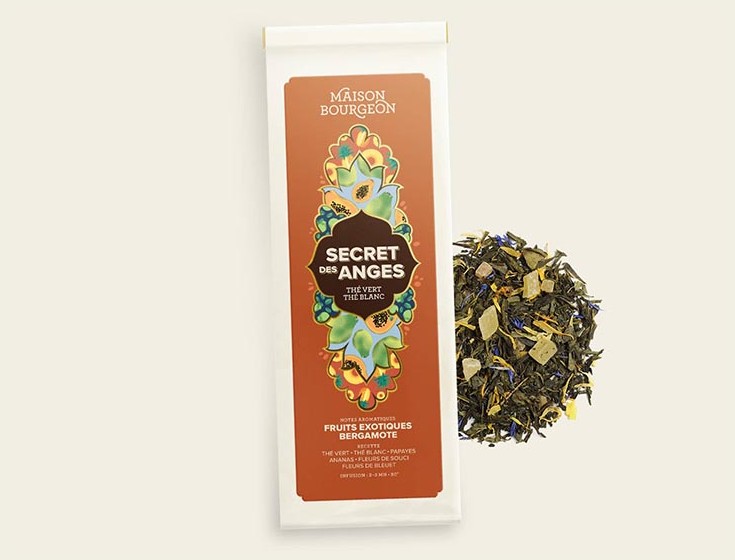 Mélange de thé vert et blanc Maison Bourgeon Secret des Anges avec des illustrations de papaye, ananas, poire et bergamote en arrière-plan.