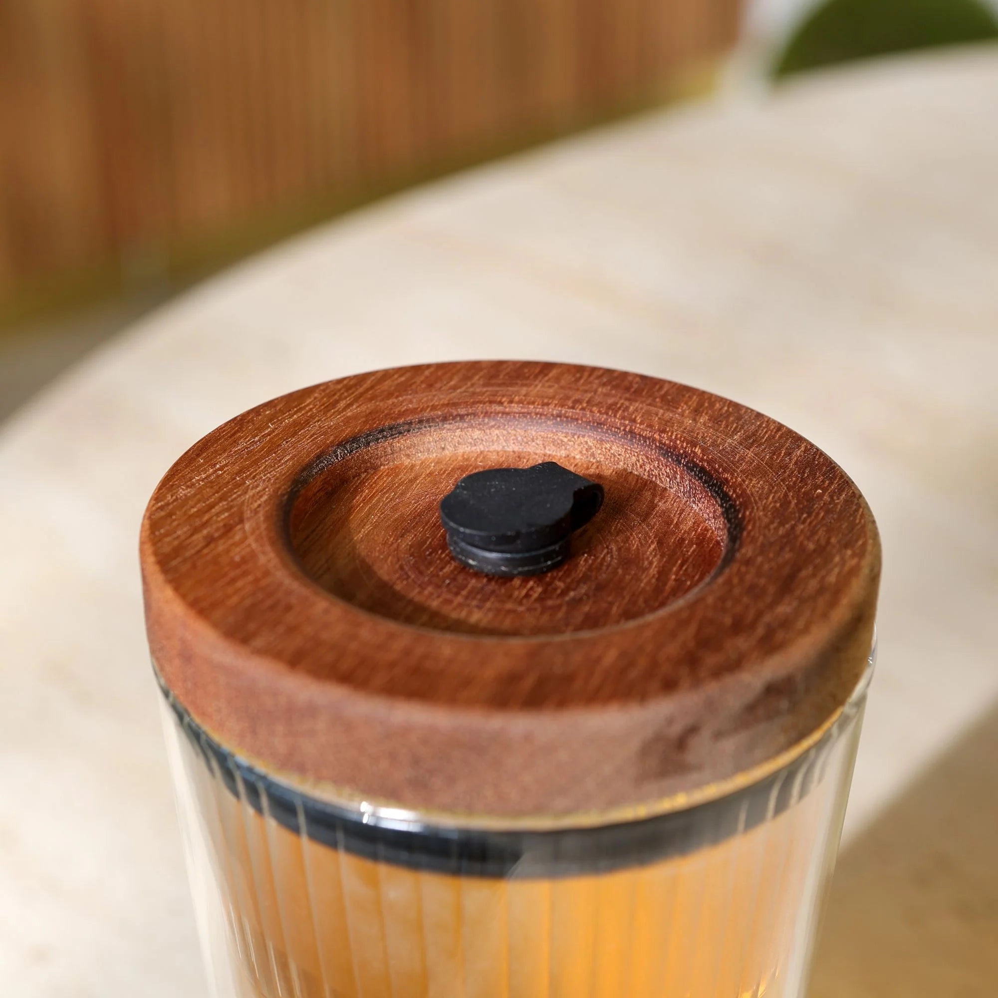 Détail du couvercle en bois naturel du Gobelet Fusion 50 cl OGO Living avec ouverture pour paille réutilisable, idéal pour boissons chaudes ou froides