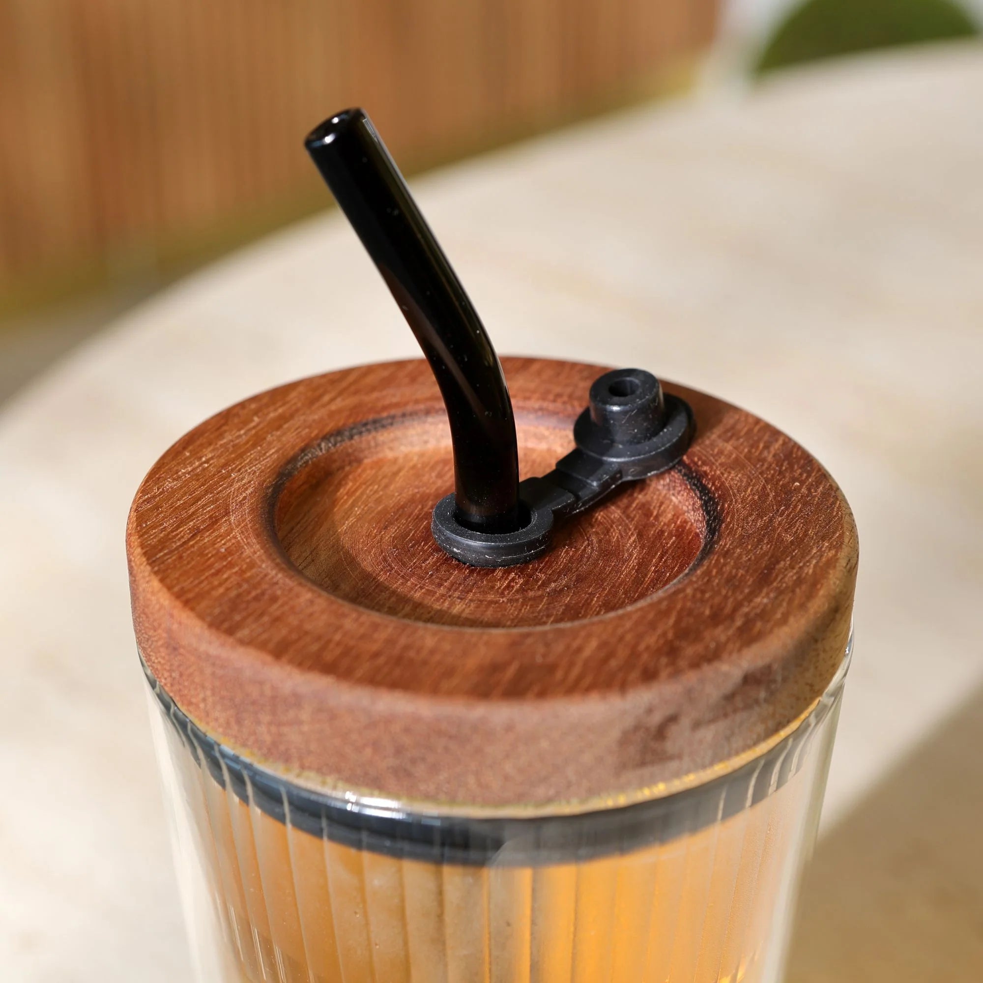 Détail de la paille réutilisable du Gobelet Fusion 50 cl OGO Living avec couvercle en bois naturel, conçu pour boire facilement des boissons chaudes ou froides