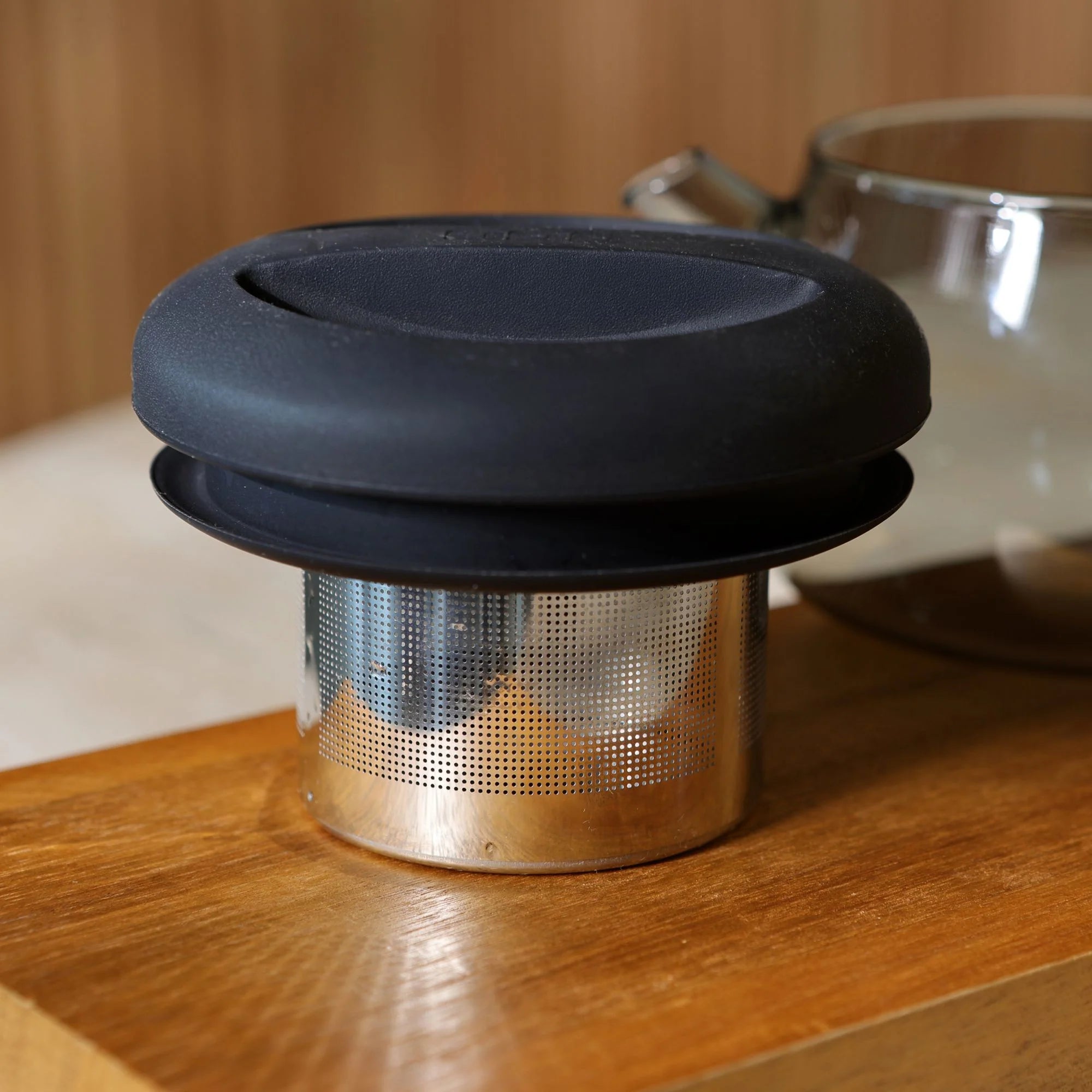 Détail du filtre inox et du couvercle noir de la Théière Fusion 300 ml OGO Living, conçue pour infuser facilement du thé ou une tisane chaude