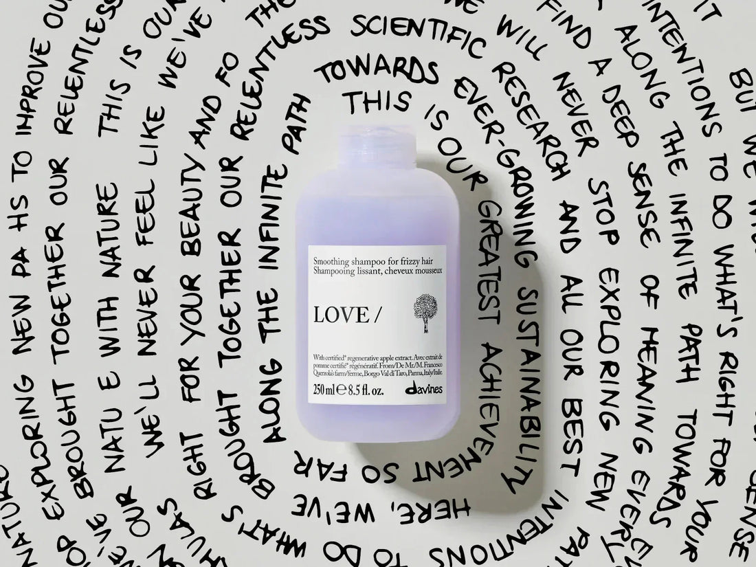 Flacon violet du shampooing Davines LOVE Smoothing nouvelle Essential Haircare, sur un fond blanc couvert de lettres noires.