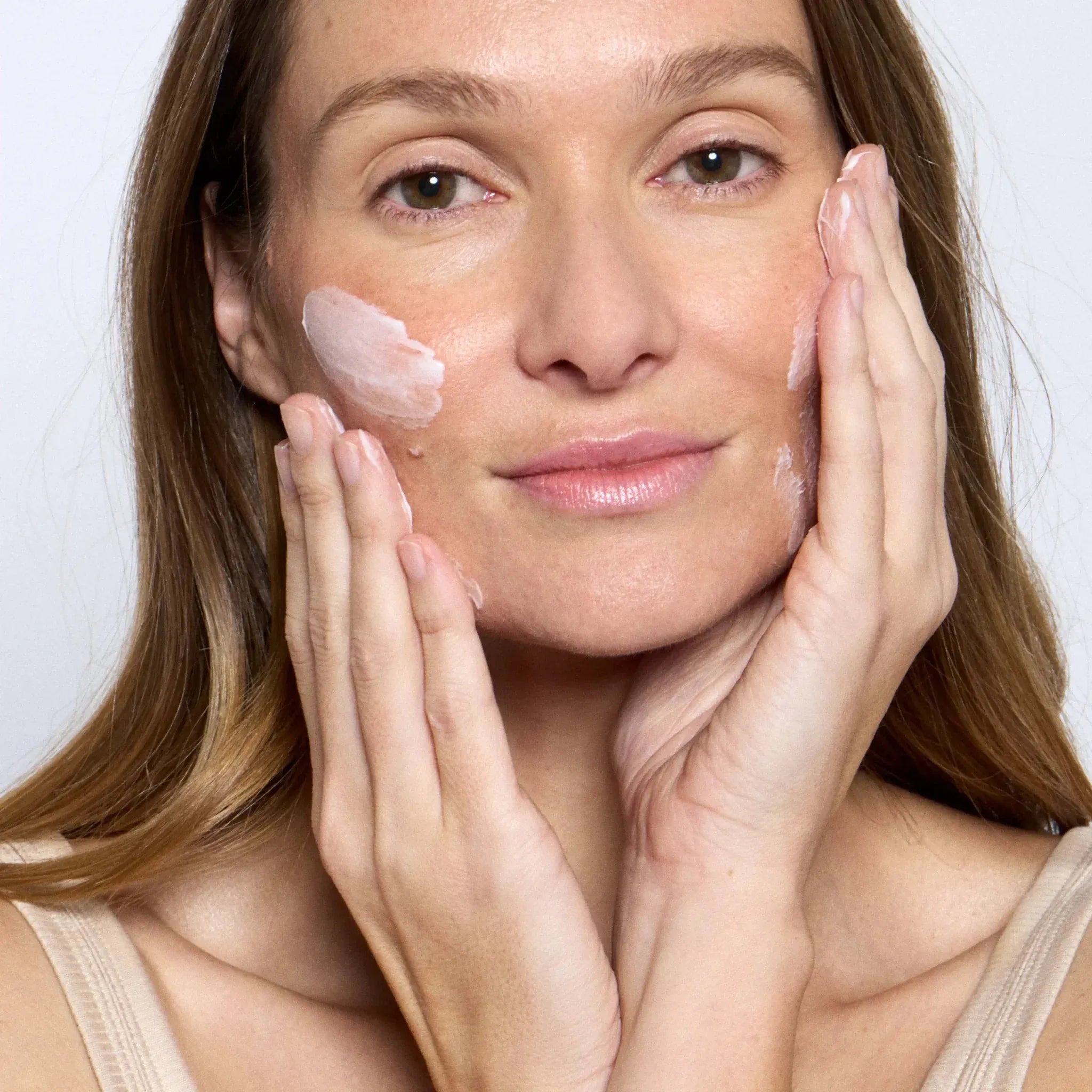 Application de la crème de jour anti-âge Endro Cosmétiques sur le visage.