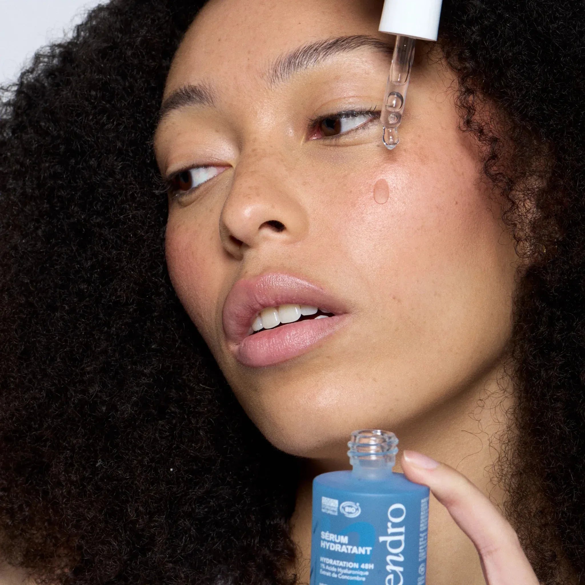 Application du sérum hydratant Endro Cosmétiques à l’aide de la pipette sur le visage.