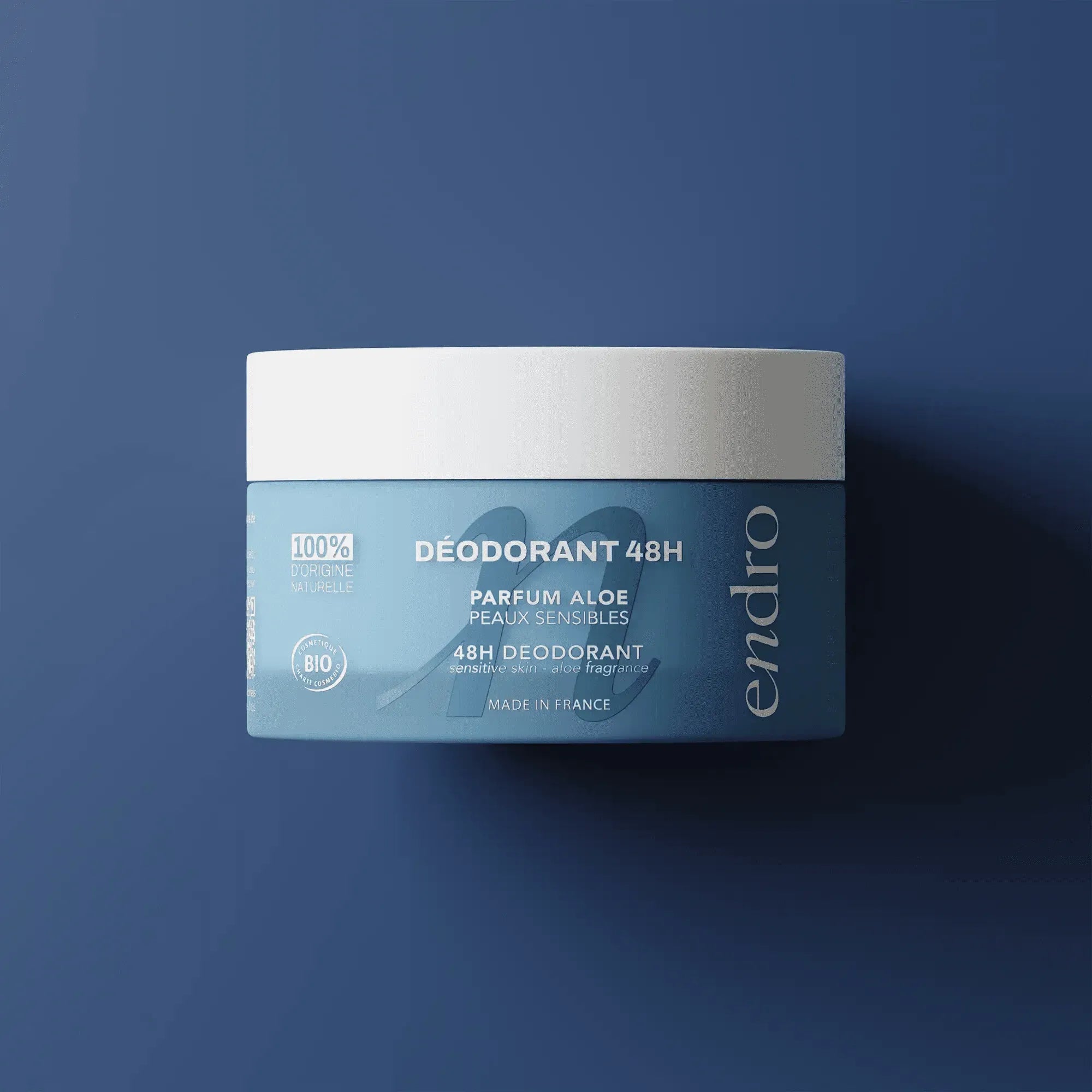 Pot du déodorant baume 48H parfum aloe Endro Cosmétiques sur fond bleu.