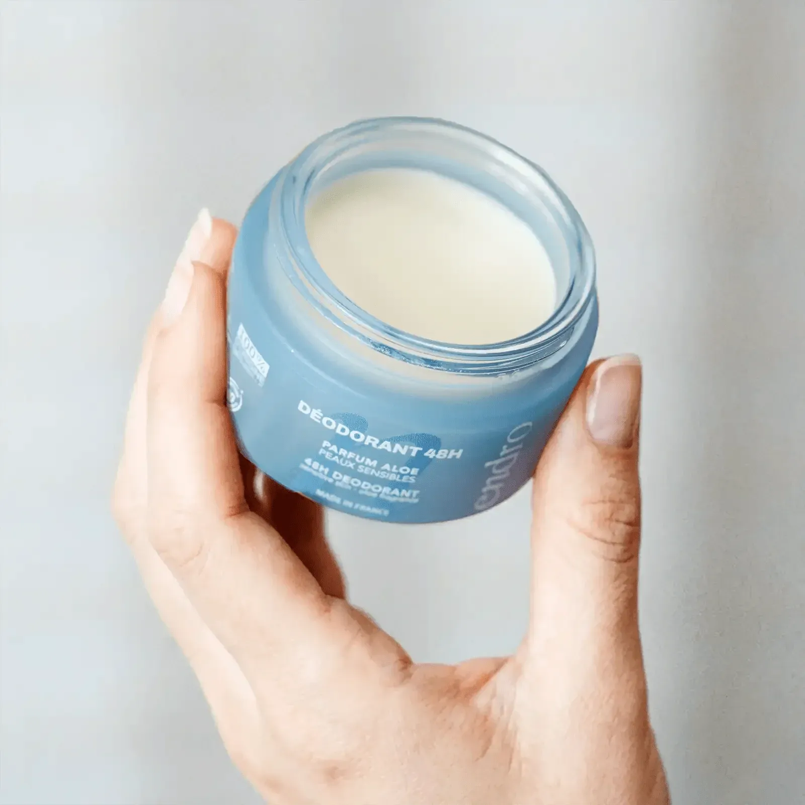 Déodorant baume 48H parfum aloe Endro Cosmétiques ouvert tenu en main.