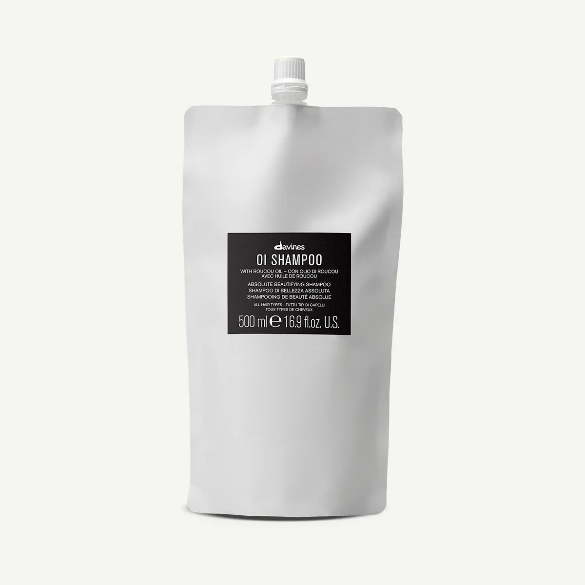 Éco-recharge Davines OI Shampoo 500 ml – sachet blanc avec bouchon, étiquette noire, fond blanc uni.