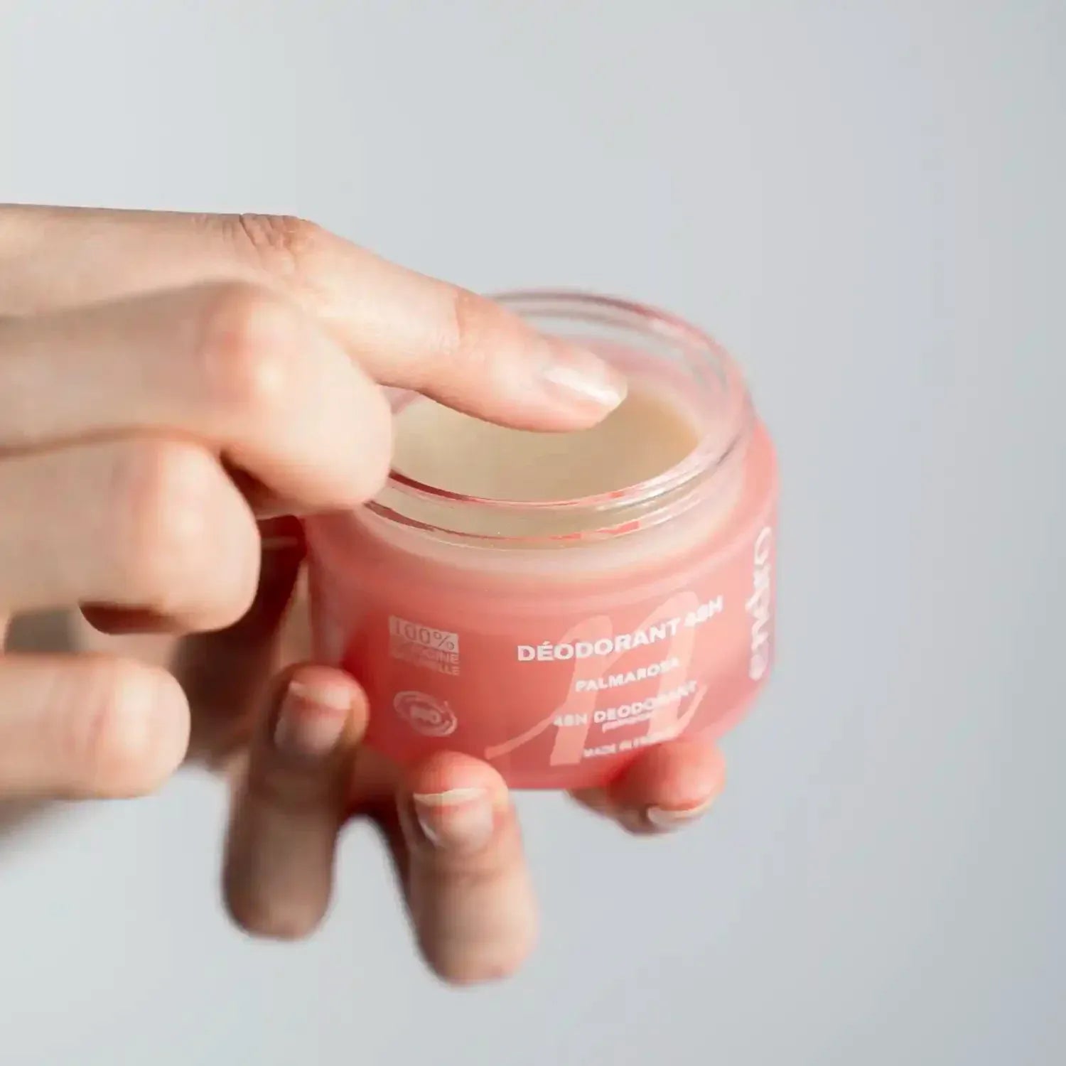 Prélèvement du déodorant baume 48H palmarosa Endro Cosmétiques au doigt.