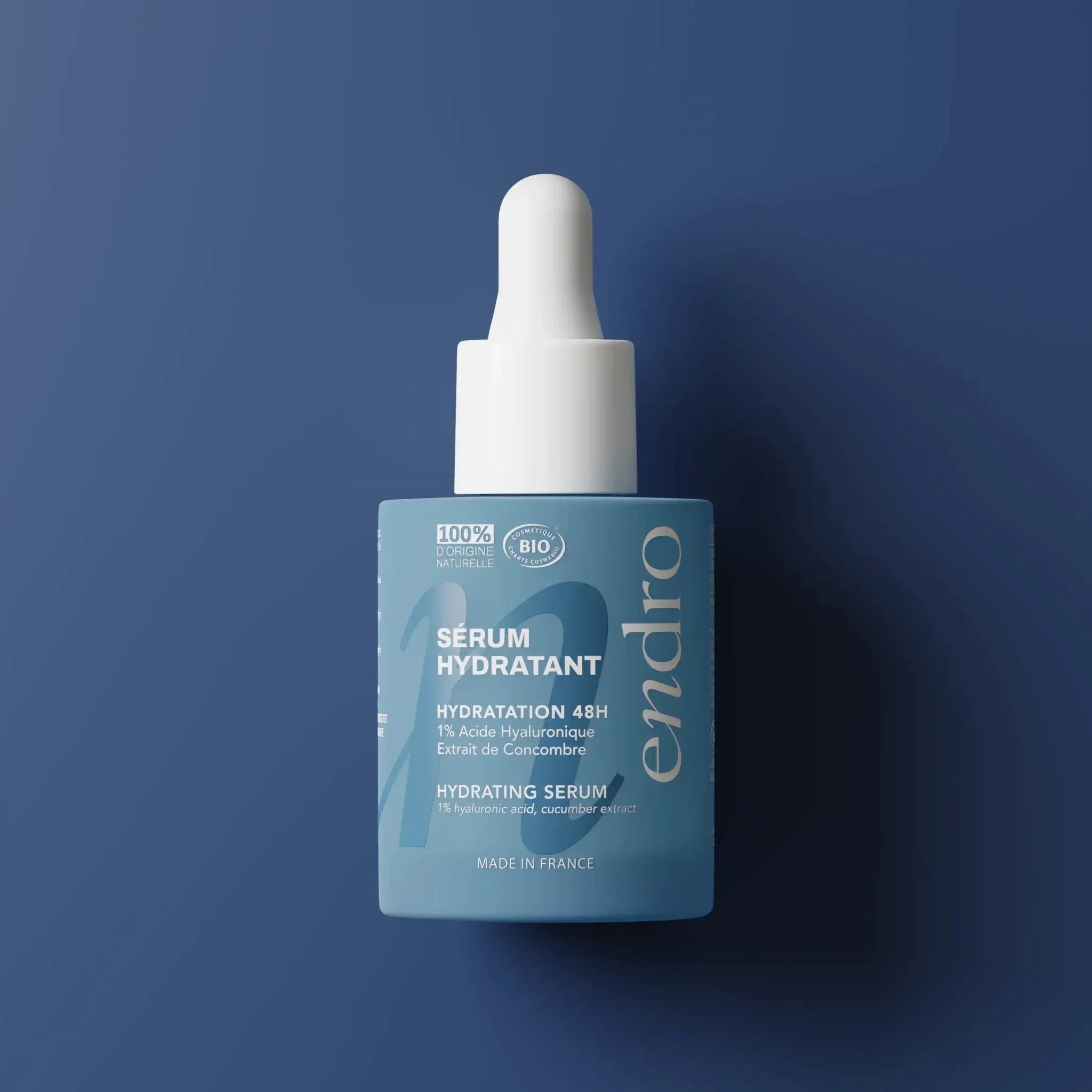 Flacon du sérum hydratant Endro Cosmétiques sur fond bleu.