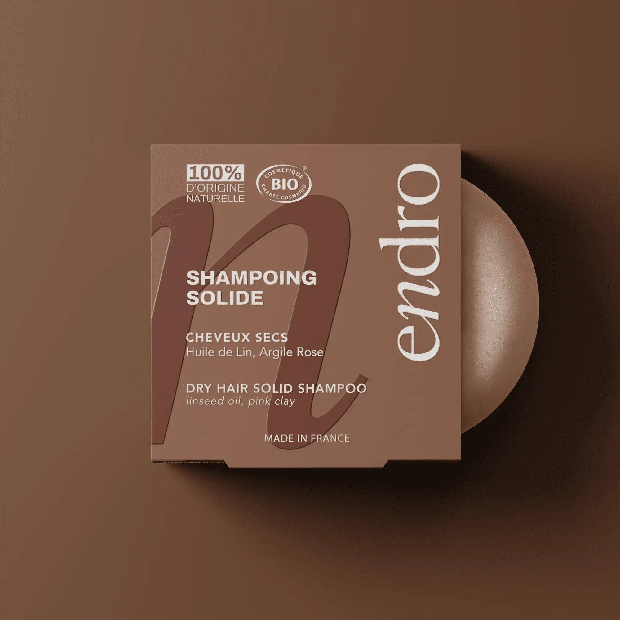 Boite du shampoing solide cheveux secs Endro Cosmétiques sur fond brun.