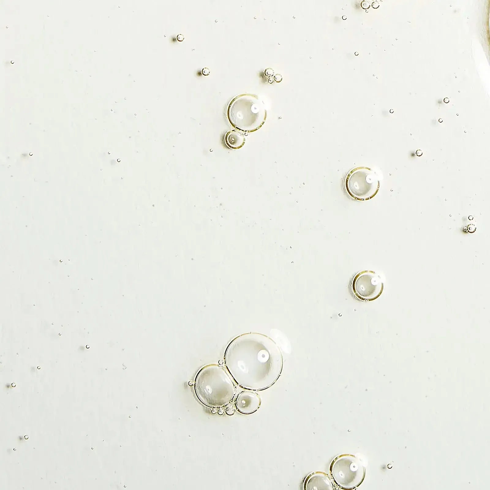 Texture de l’huile sèche sublimante Endro Cosmétiques sur fond clair.